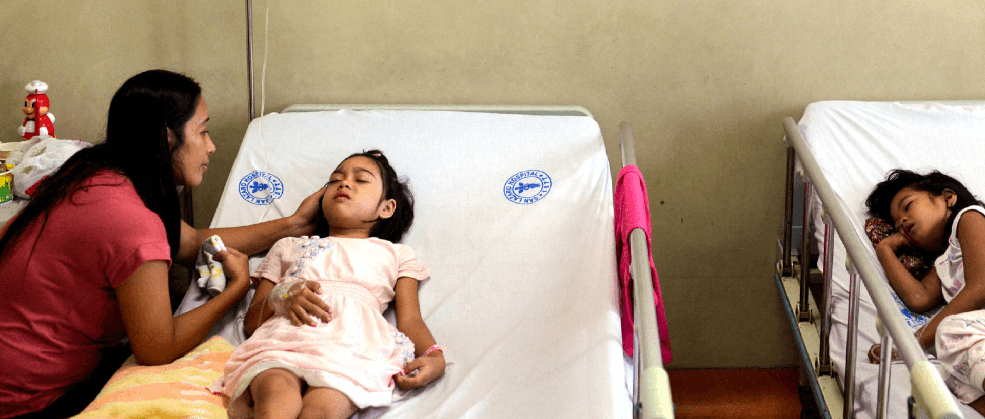 Foto anak-anak di ranjang rumah sakit yang sedang dirawat