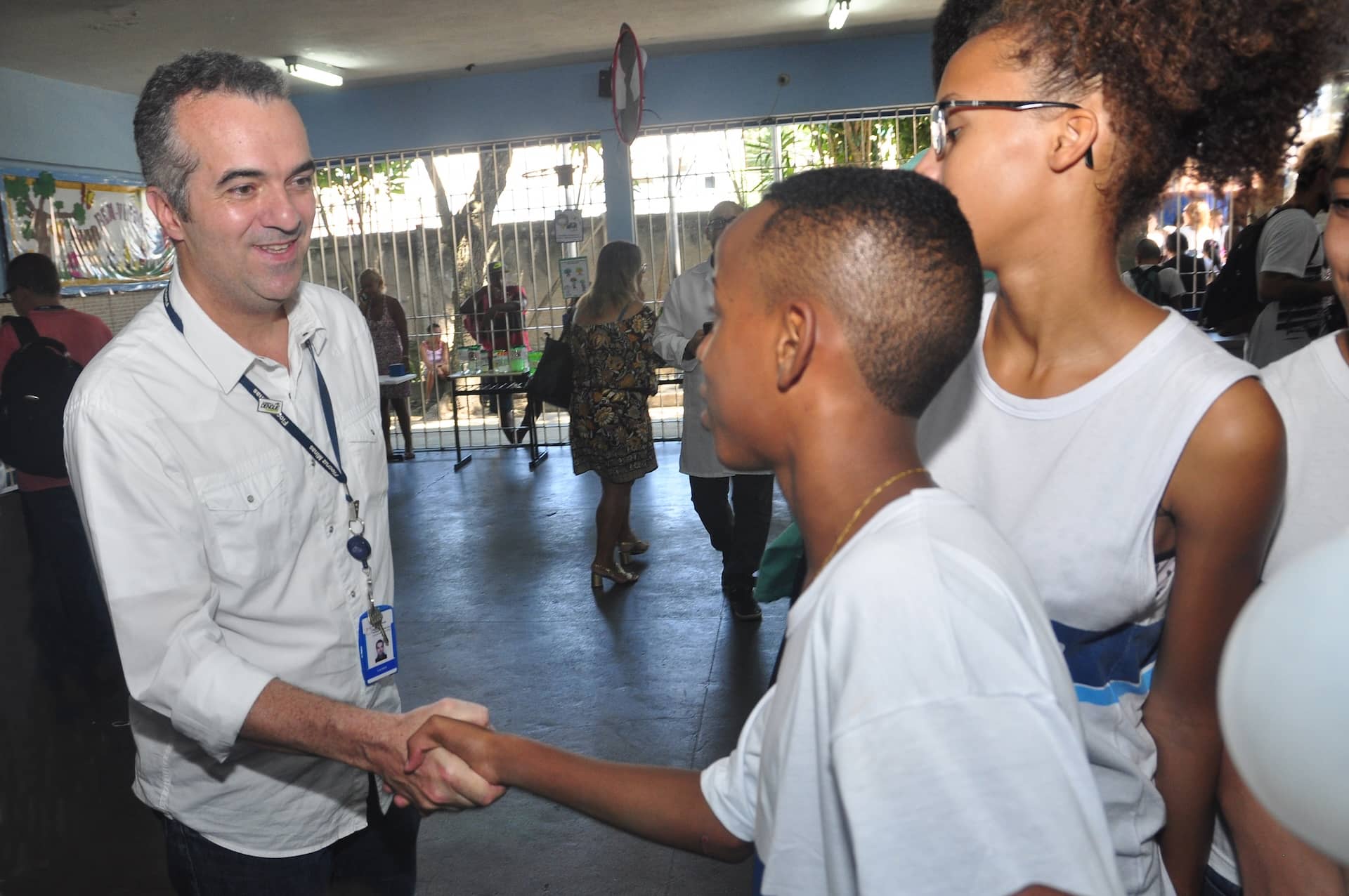 Luciano Moreira berjabat tangan dengan orang-orang. 