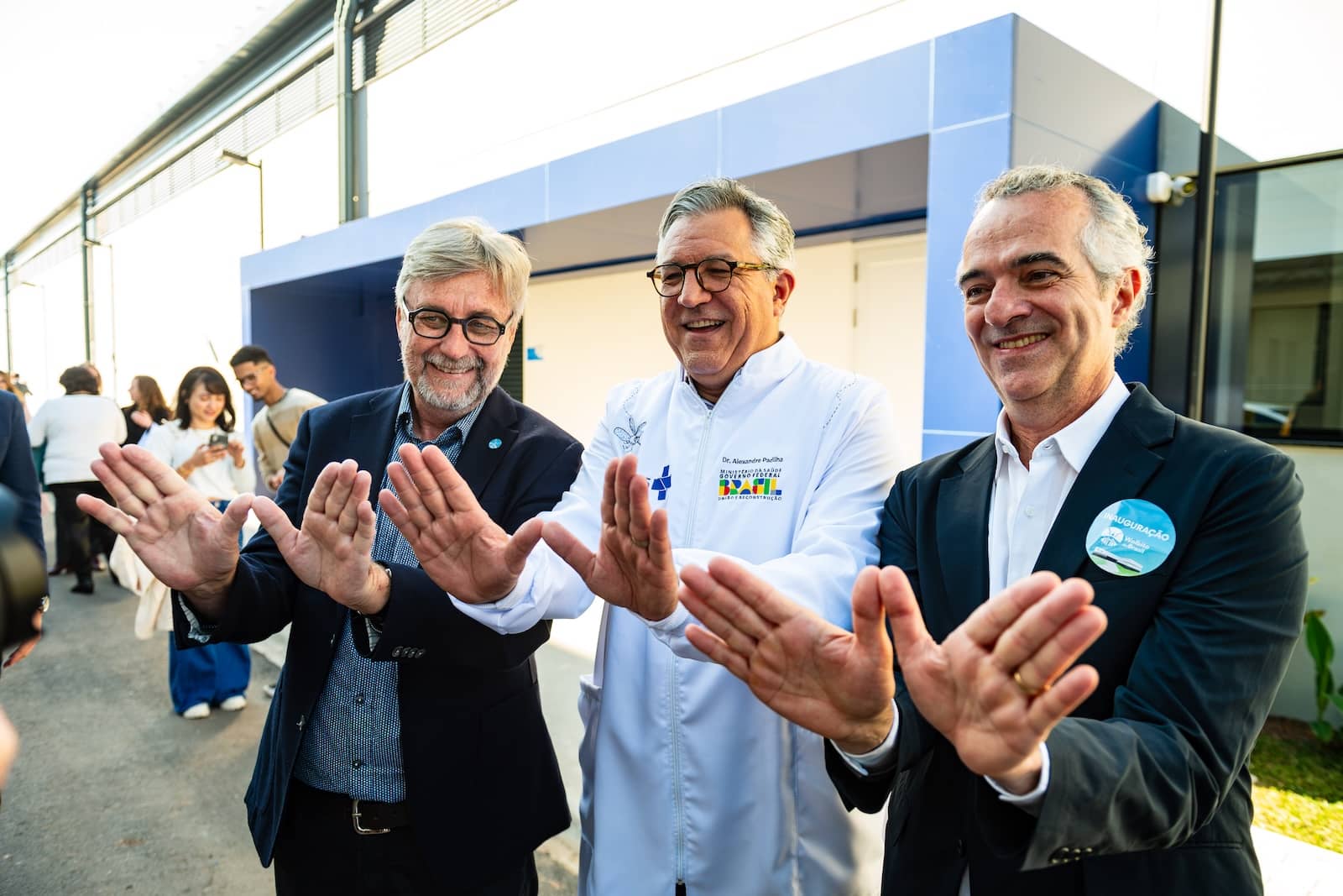Scott O'Neill, Luciano Moreira dan Menteri Kesehatan Brasil berpose untuk berfoto.