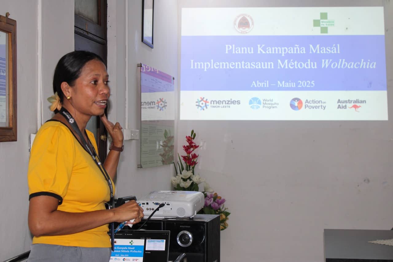 Seorang wanita mempresentasikan wolbachia di sebuah lokakarya di Timor Leste