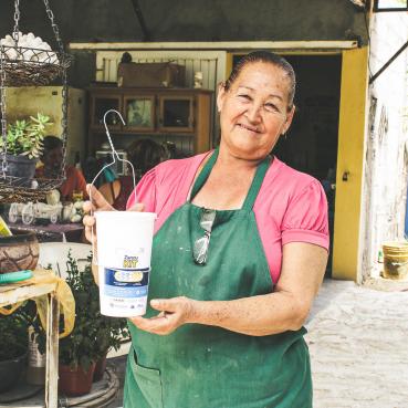 Francisca Osuna memegang alat pengusir nyamuk