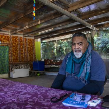 Matheo Seleone duduk di sebuah meja