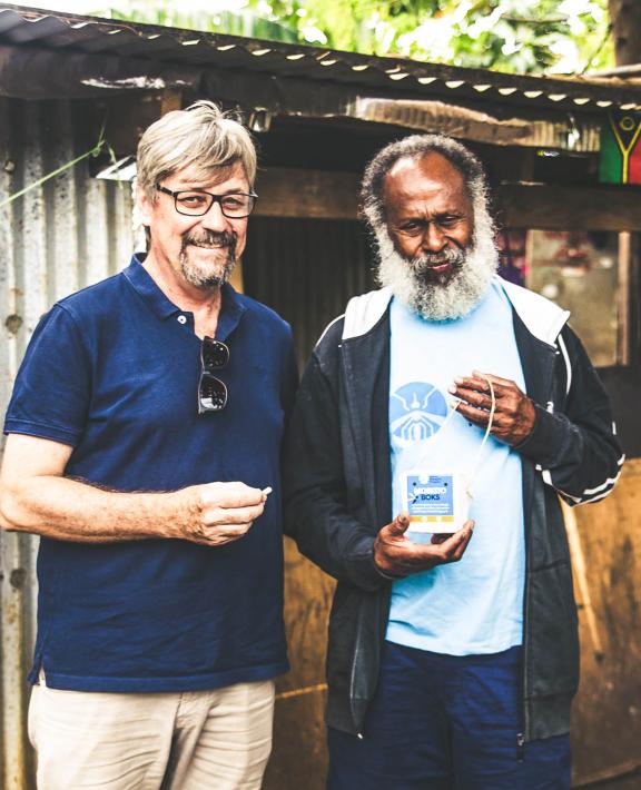 Scott O'Neill dan anggota tim WMP Vanuatu