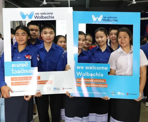sekelompok siswa menunjukkan potongan instagram we welcome wolbachia