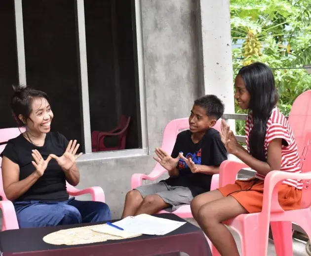 Anggota masyarakat dari Timor Leste - ibu dan anak-anaknya berbicara tentang demam berdarah