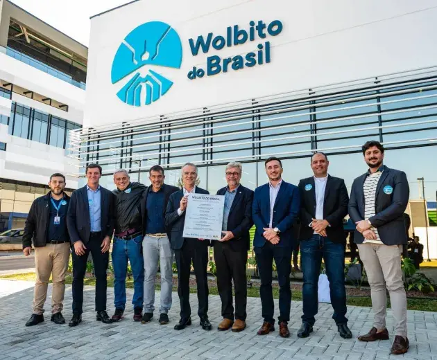 Anggota Wolbito do Brasil dan World Mosquito Program di depan pabrik nyamuk baru di Curitiba.