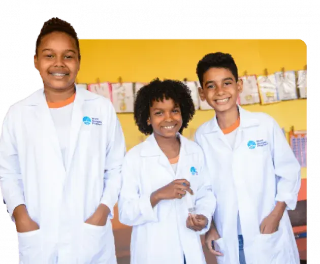 Anak-anak muda yang bekerja dengan World Mosquito Program di sekolah