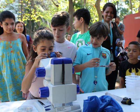 Brasil_Staf WMP melakukan kegiatan pelibatan masyarakat di sekolah-sekolah di Rio de Janeiro_