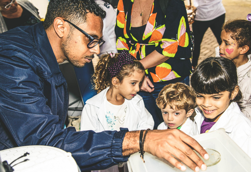 WMP anggota staf Wesly, di sebuah program pendidikan sekolah