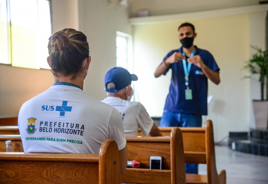 World Mosquito Program staf berbicara kepada anggota masyarakat di Belo Horizonte, Brasil
