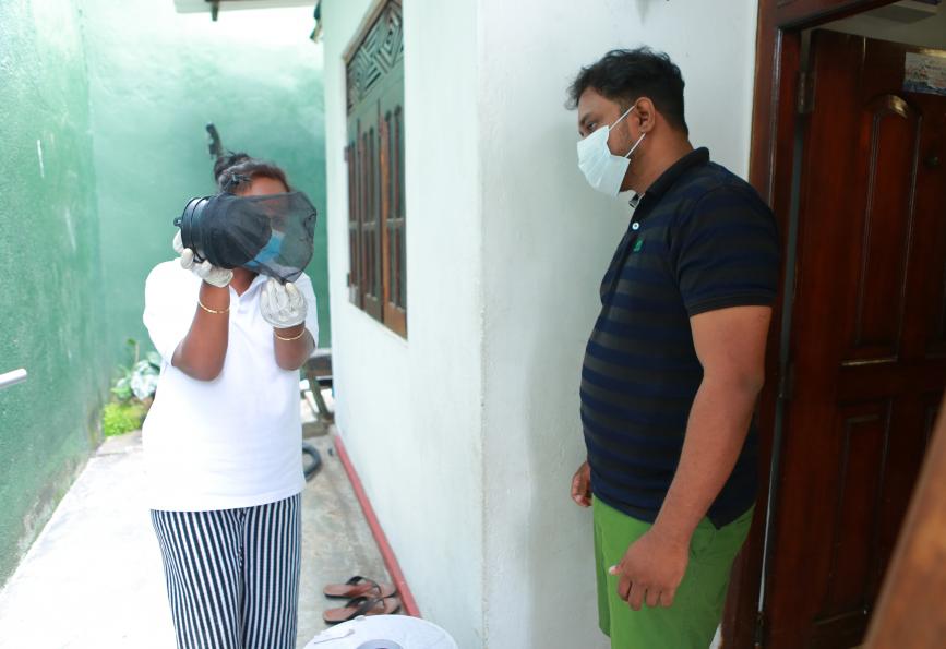 Seorang staf WMP menjelaskan cara kerja perangkap nyamuk kepada Kasun Chameera