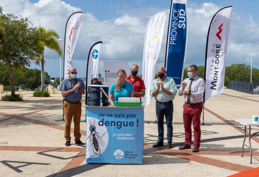 WMP staf dan pejabat lainnya pada acara pelepasan di Gunung Dore, Kaledonia Baru