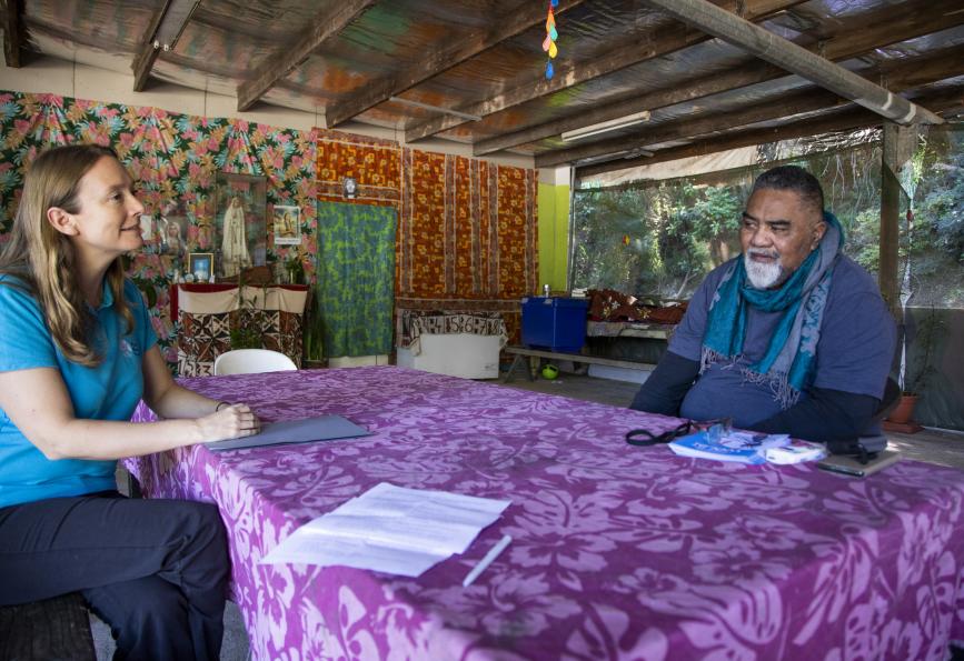 Nadege Rossi, Manajer Proyek World Mosquito Program , berbicara dengan Matheo Seleone tentang pekerjaan WMP.