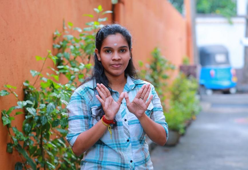 Shiwakumar Dhanushini, seorang sukarelawan komunitas di Kolombo, India