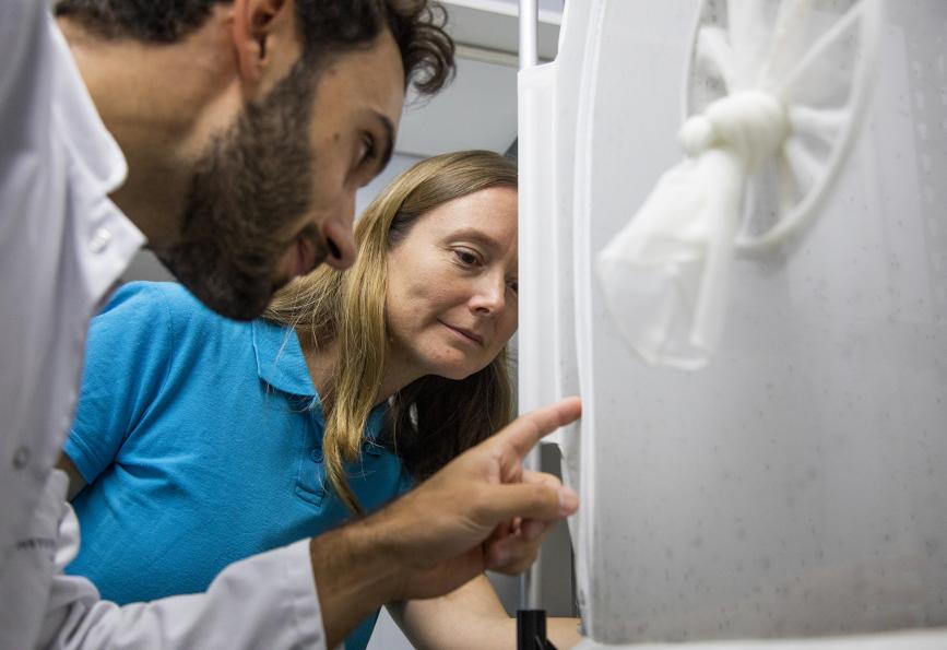 Hugo Bernard dari Institut Pasteur dan Nadege Rossi dari WMP