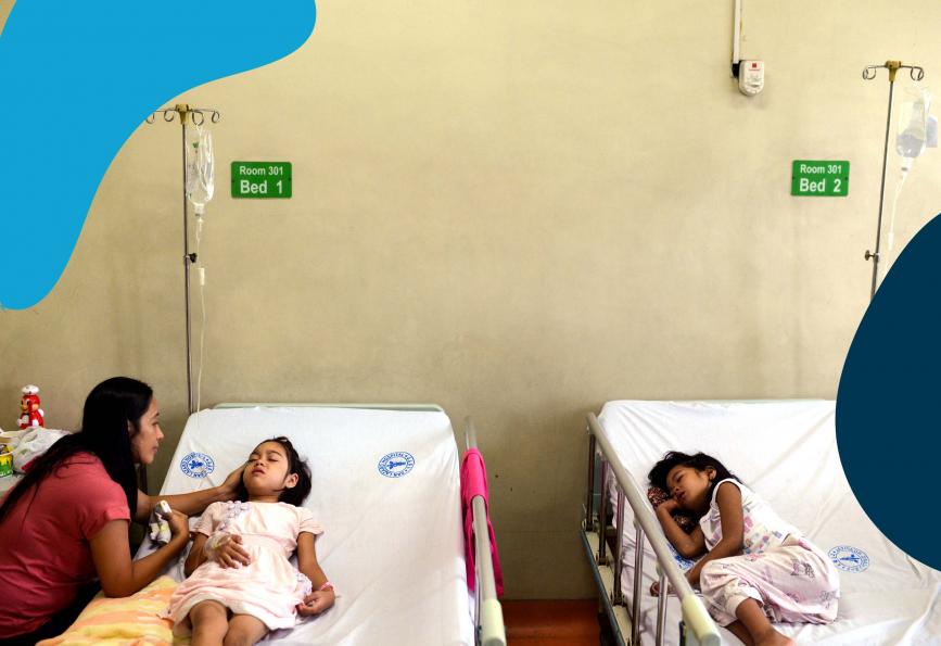 Seorang ibu merawat putrinya di rumah sakit