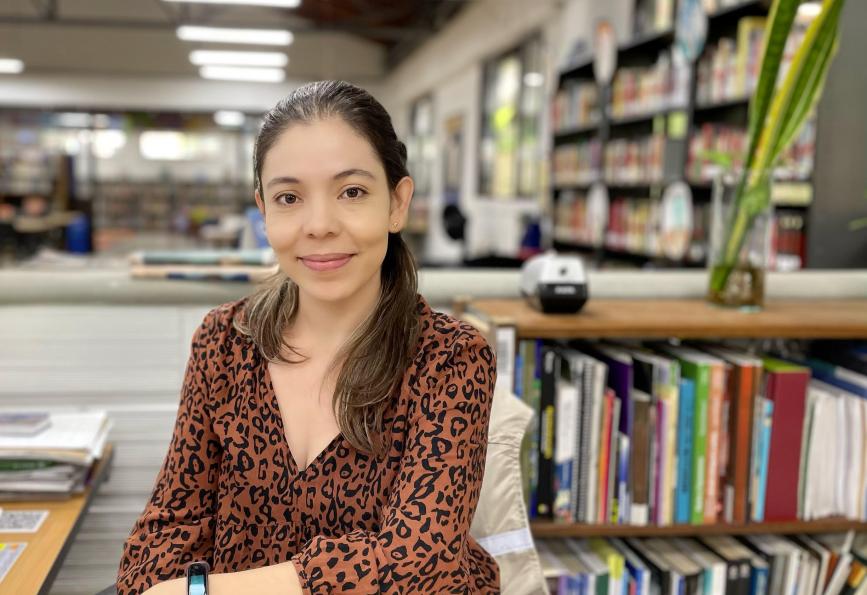  Sandra Valencia, Manajer Layanan di Perpustakaan Santa Cruz