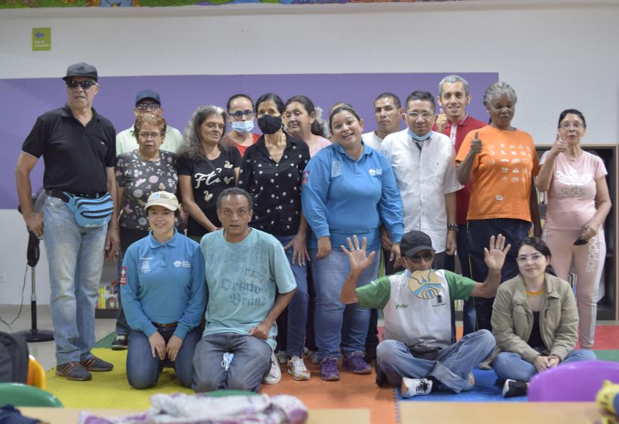 World Mosquito Program staf dengan anggota kelompok Membaca yang Berbeda