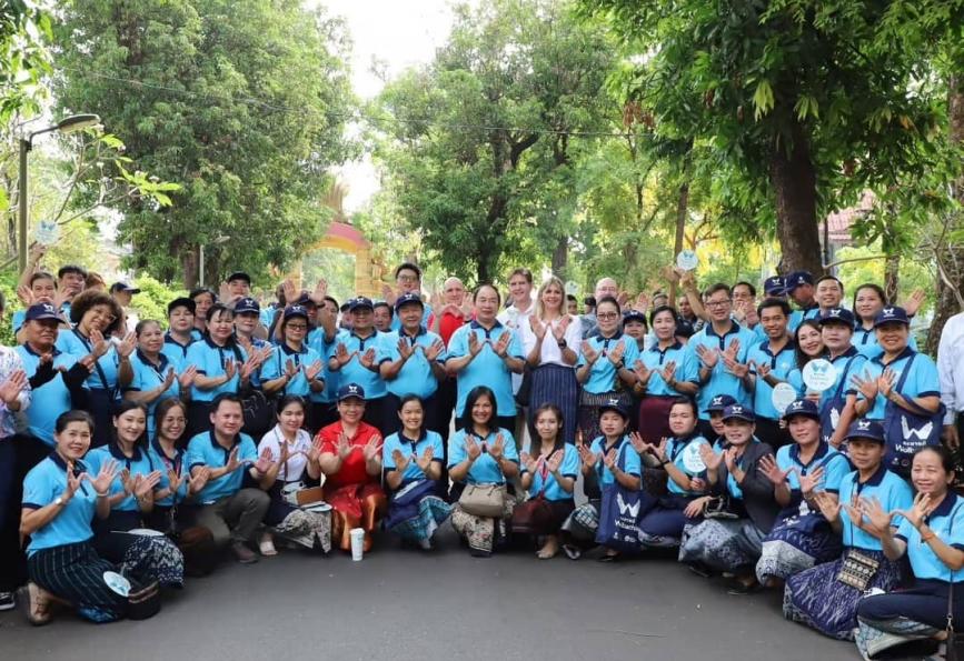 Foto bersama para relawan World Mosquito program di Laos