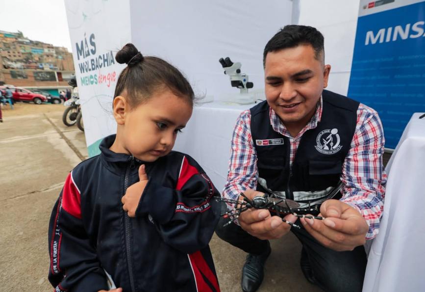 Seorang gadis kecil diperlihatkan mainan Mosquito_World dalam program Mosquito