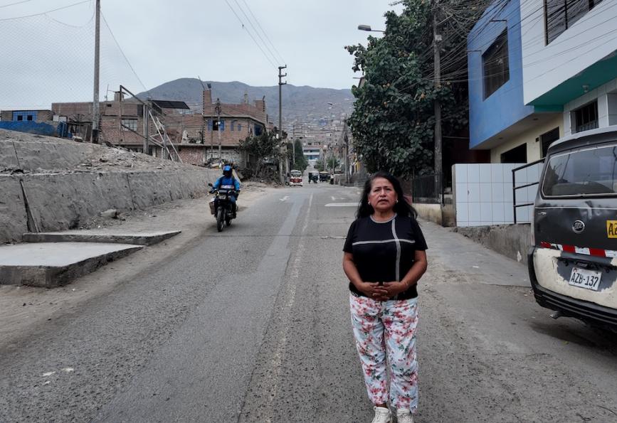 Carmen di jalan dengan world mosquito program di latar belakang