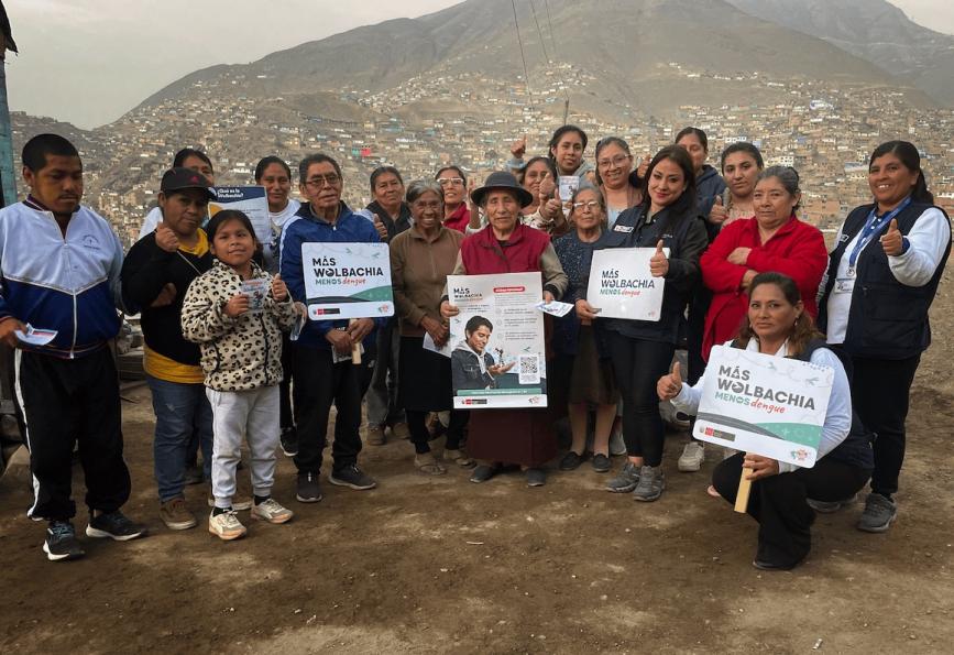 Foto bersama para relawan di Comas, Peru. 