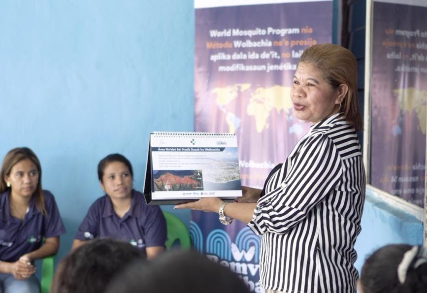 Foto Afliana Soares sedang berbincang dengan sekelompok warga di Timor-Leste 