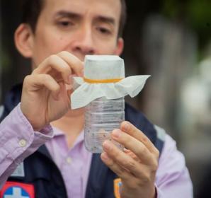Relawan World Mosquito Program melepaskan nyamuk Wolbachia di Cali, Kolombia